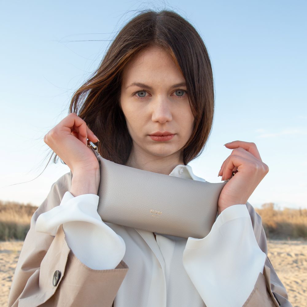 come indossare una pochette borsa